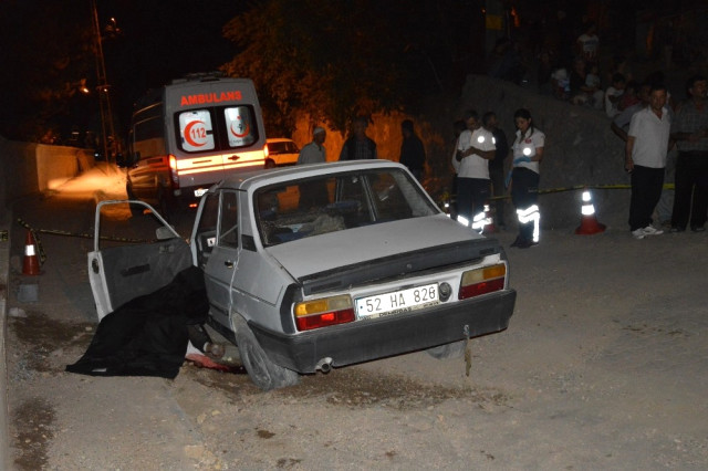 Otomobil Mezarlık Duvarına Çarptı Sürücü Öldü