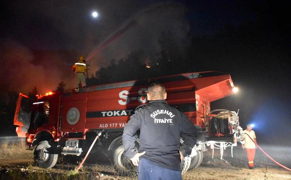 Sivas’ta Ormanlık Alanda Çıkan Yangın, Yerleşim Yerlerini Tehdit Ediyor (3)