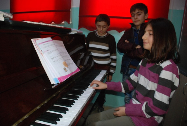 Köy Okulunda Piyano Sesleri