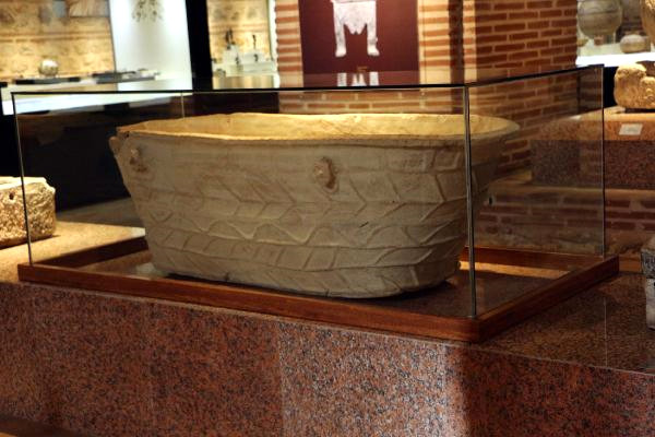 Roma Dönemine Ait Banyo Küveti Cam Fanusta Sergileniyor