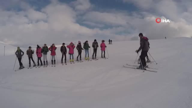 Beden Eğitimi Dersinde Kayak Dersi Alıyorlar