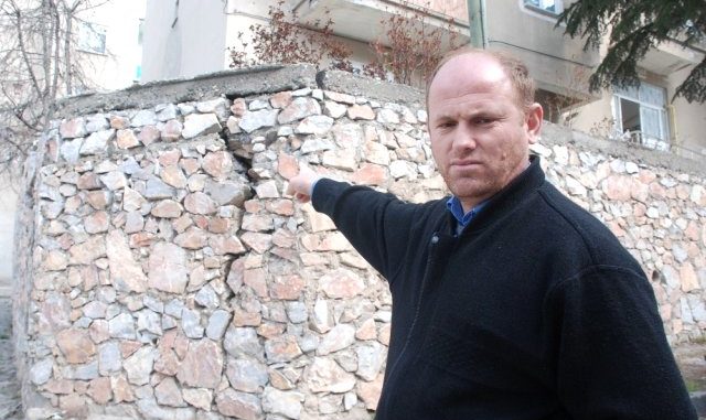 derin-catlaklar-olusan-duvar-tehlike-saciyor.jpg