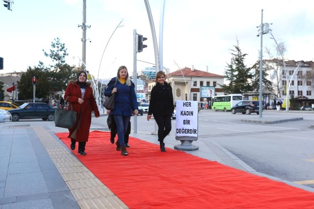 Tokat Belediyesi Önünde Kadınların Yollarına Kırmızı Halı Serildi