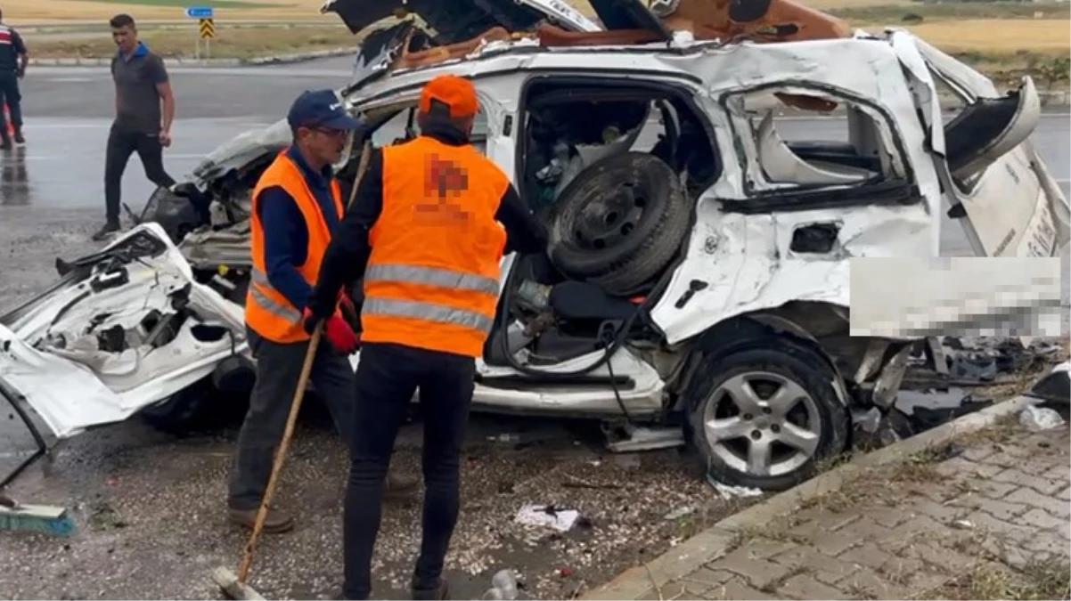 Sivas’ta vinç ile hafif ticari araç çarpıştı: Baba ile oğlu öldü, 3 kişi yaralandı