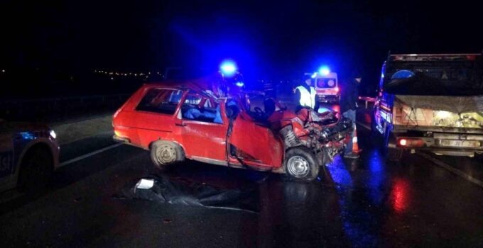 Tokat’ta kamyona arttan çarpan araçta 2 kişi hayatını kaybetti