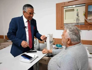 Kemer Belediye Başkanı Sağlıkçıları ve Hastaları Ziyaret Etti