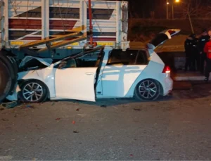 Otomobil tıra ok gibi saplandı: 2 kişi ağır yaralandı