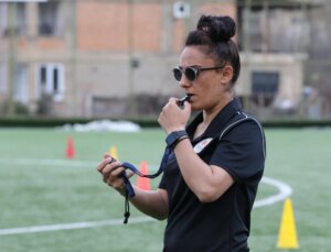 Hakkarigücü Spor Kadın Futbol Takımı Başkanı ve Teknik Direktörü ‘Kristal Ayaklar’ ödülüne layık görüldü