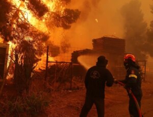 Orman yangınlarıyla mücadele eden Yunanistan’a Türkiye’den helikopter ve uçak desteği