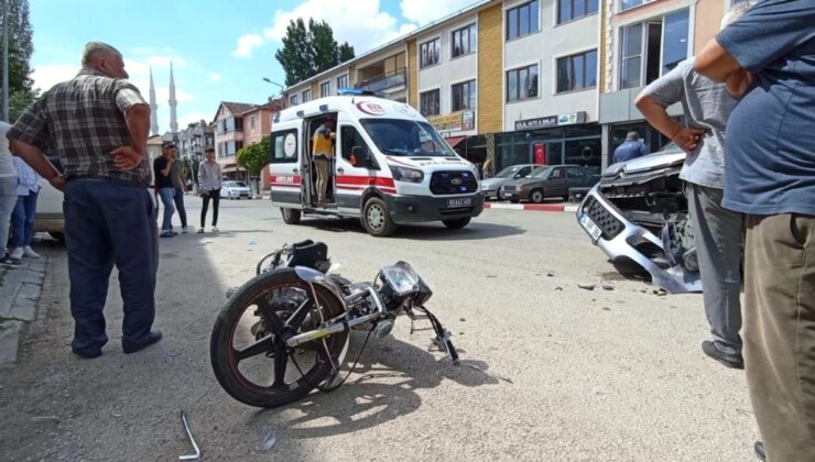 Tokat’ta araba ile motosikletin çarpışması sonucu yaralanan kişinin ayağı kırıldı
