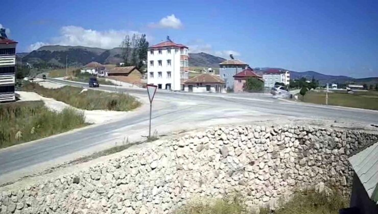 Tokat’ta Yol Ayrımında Denetimden Çıkan Araba Tarlaya Devrildi