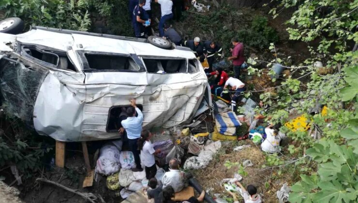 Tokat’ta fındık çalışanlarını taşıyan minibüs şarampole devrildi