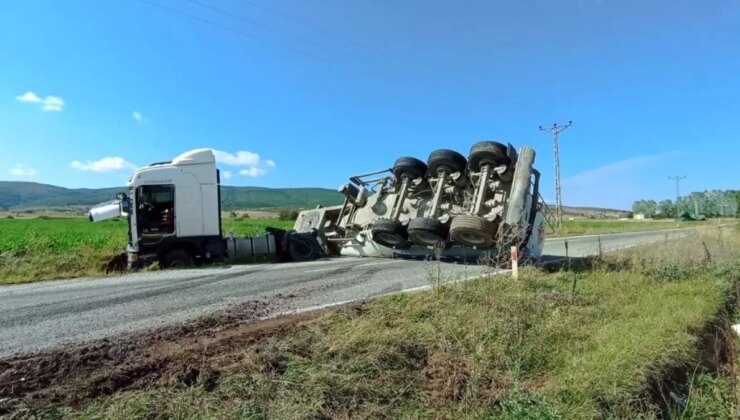 Tokat’ta Tır Dorsesi Devrildi, Karayolu Trafiğe Kapandı