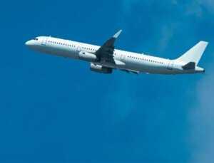 Antalya uçağı ‘bilinmeyen cisim’ yüzünden inemedi