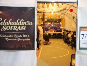 Okul bahçesindeki “Selahaddin’in Sofrası” öğrencileri iftarda buluşturuyor