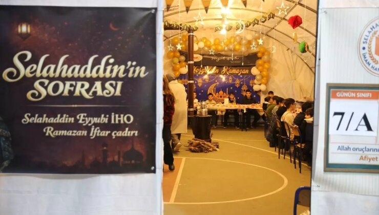 Okul bahçesindeki “Selahaddin’in Sofrası” öğrencileri iftarda buluşturuyor