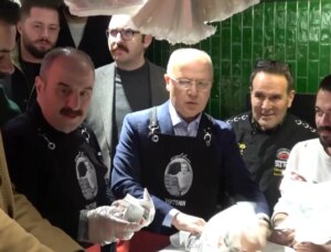 Mustafa Varank, Bursa’da geleneksel sahur programında vatandaşlarla bir araya geldi