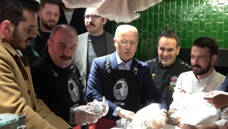 Mustafa Varank, Bursa’da geleneksel sahur programında vatandaşlarla bir araya geldi