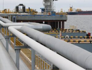 İngiltere Rus petrolüne yaptırımları gevşetti