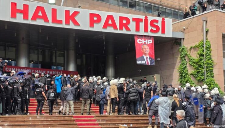 Polis CHP genel merkezine zorla girdi
