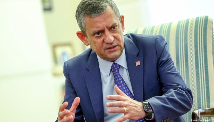 Özgür Özel TBMM Küme Toplantısı için kürsüye çıkıyor