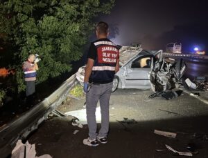 Arıza nedeniyle emniyet şeridinde duran otomobile TIR çarptı; 1 çocuk öldü, 3 yaralı